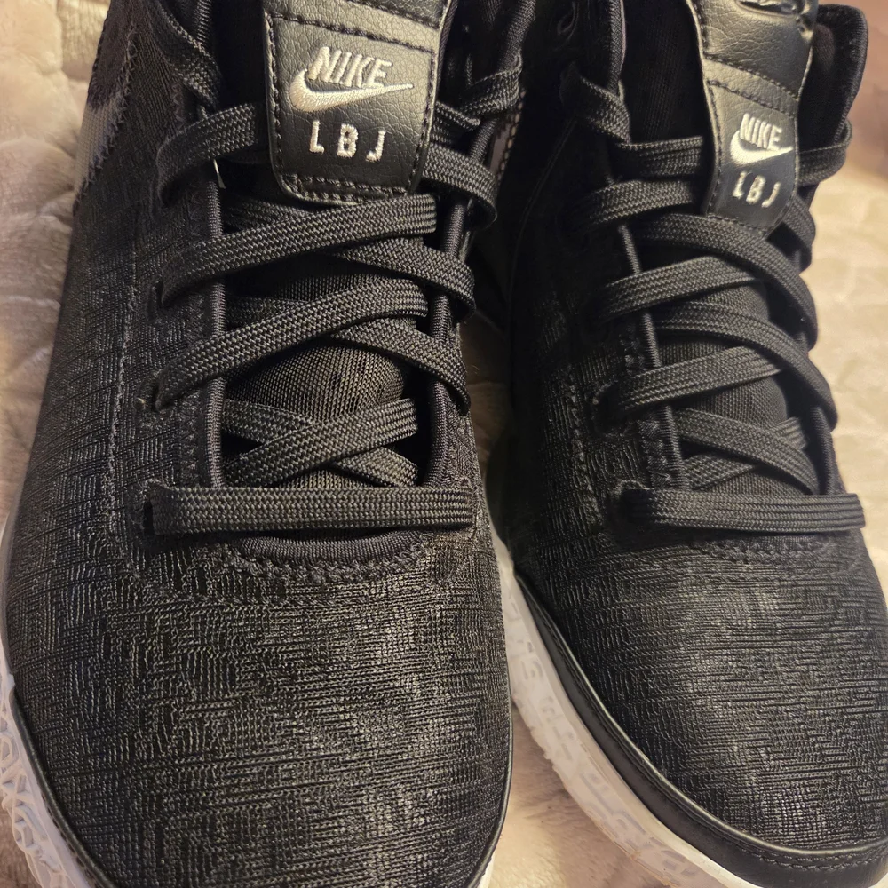 Nike Black and White Athletic Shoes - Picture 5 of 7
